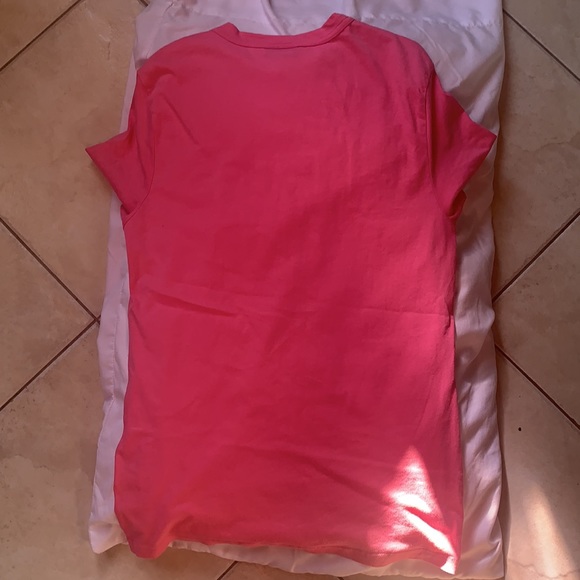 Embroidered logo t-shirt
- Fitted shape
- Ribbed crew neck
- Logo on the chest - Picture 5 of 14